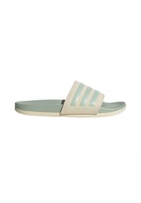 Slide-sandaal in lichtbeige en mintgroen. Kenmerkt zich door een zachte bovenkant met drie horizontale strepen, een gewatteerde binnenzool en een minimalistisch ontwerp.
