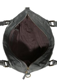 Szara skórzana torebka o miękkiej fakturze, z zamkiem błyskawicznym i dwoma regulowanymi paskami. Wnętrze wyłożone brązową podszewką z kieszeniami do organizacji.