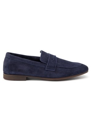 Mocassini in suede blu navy con punta rotonda e una fascia decorativa. Caratterizzati da una suola bassa marrone e una finitura morbida e testurizzata.