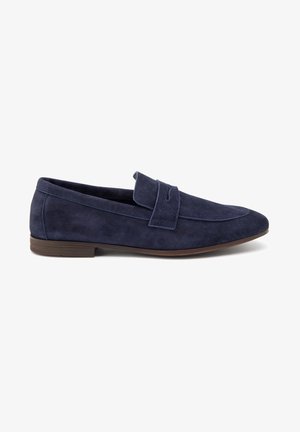 Mocassini in suede blu navy con punta rotonda e una fascia decorativa. Caratterizzati da una suola bassa marrone e una finitura morbida e testurizzata.