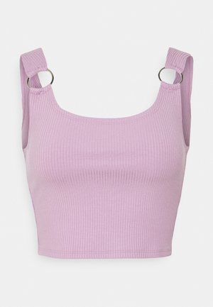 Crop top lilas côtelé avec larges bretelles et détails en anneaux métalliques argentés, présenté sur fond blanc uni.