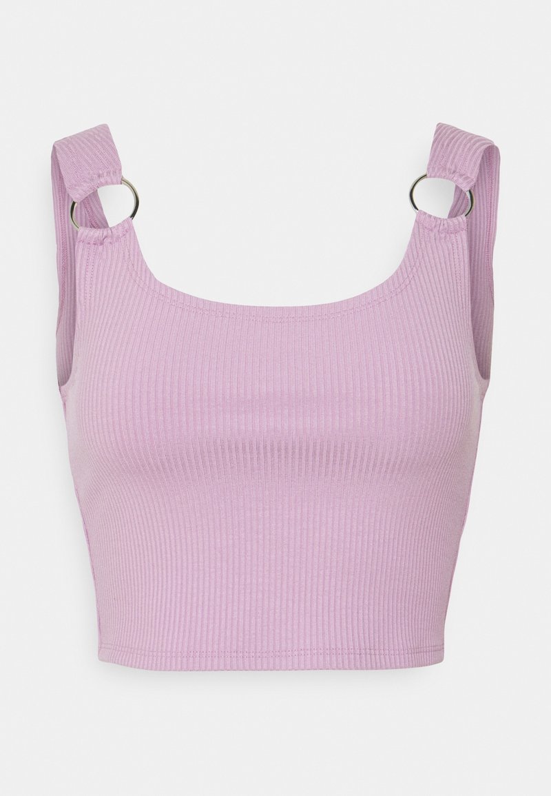 Crop top lilas côtelé avec larges bretelles et détails en anneaux métalliques argentés, présenté sur fond blanc uni.