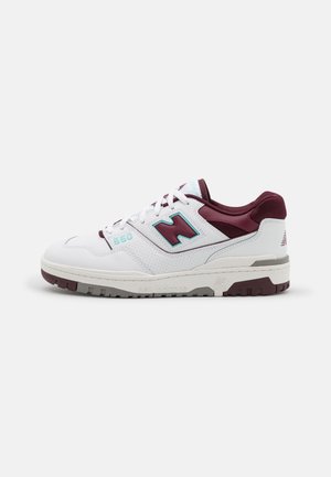 Baskets New Balance 550 blanches et bordeaux avec des accents bleu clair, des détails perforés et une semelle épaisse sur fond blanc.