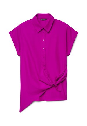 Blouse courte à manches courtes de couleur magenta vif avec boutonnage sur le devant, col pointu et détail de nœud sur le côté avant droit avec un ourlet asymétrique.