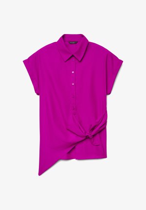 Blouse courte à manches courtes de couleur magenta vif avec boutonnage sur le devant, col pointu et détail de nœud sur le côté avant droit avec un ourlet asymétrique.