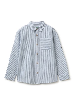 Camiseta de manga larga gris claro con finas rayas verticales azules, un bolsillo frontal en el pecho con rayas horizontales y botones marrones en el centro.