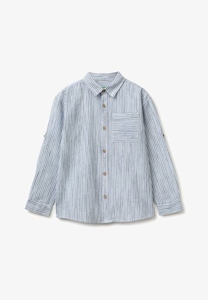 Długi rękaw, jasnoszara koszula z pionowymi cienkimi niebieskimi paskami, przednia kieszeń na piersi z poziomymi paskami oraz brązowe guziki z przodu.