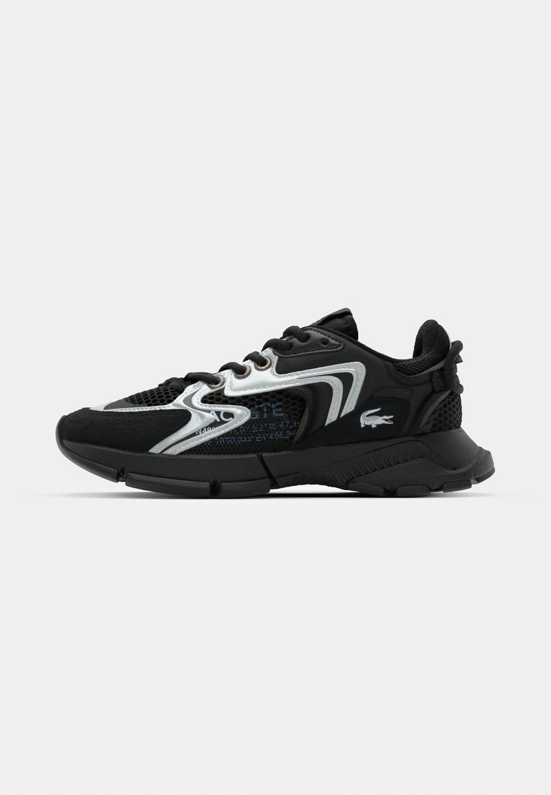 Czarne sportowe sneakersy z siateczkowej i syntetycznej górnej części, srebrne akcenty, zaokrąglony czubek, wyściełany kołnierz i teksturowana podeszwa dla lepszej przyczepności.