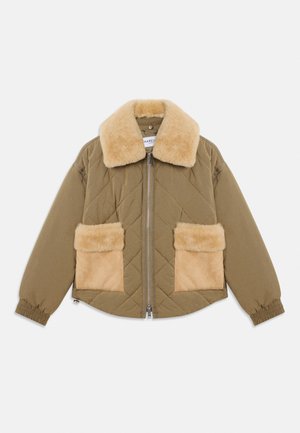 Giubbotto imbottito verde oliva con colletto in pelliccia sintetica beige e pattine per le tasche, zip frontale e polsi elasticizzati sulle maniche lunghe.