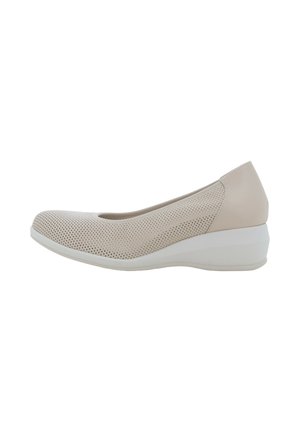 Scarpa beige da donna con zeppa, tomaia traforata, punta arrotondata, tacco basso e suola bianca, mostrata di profilo su sfondo bianco.