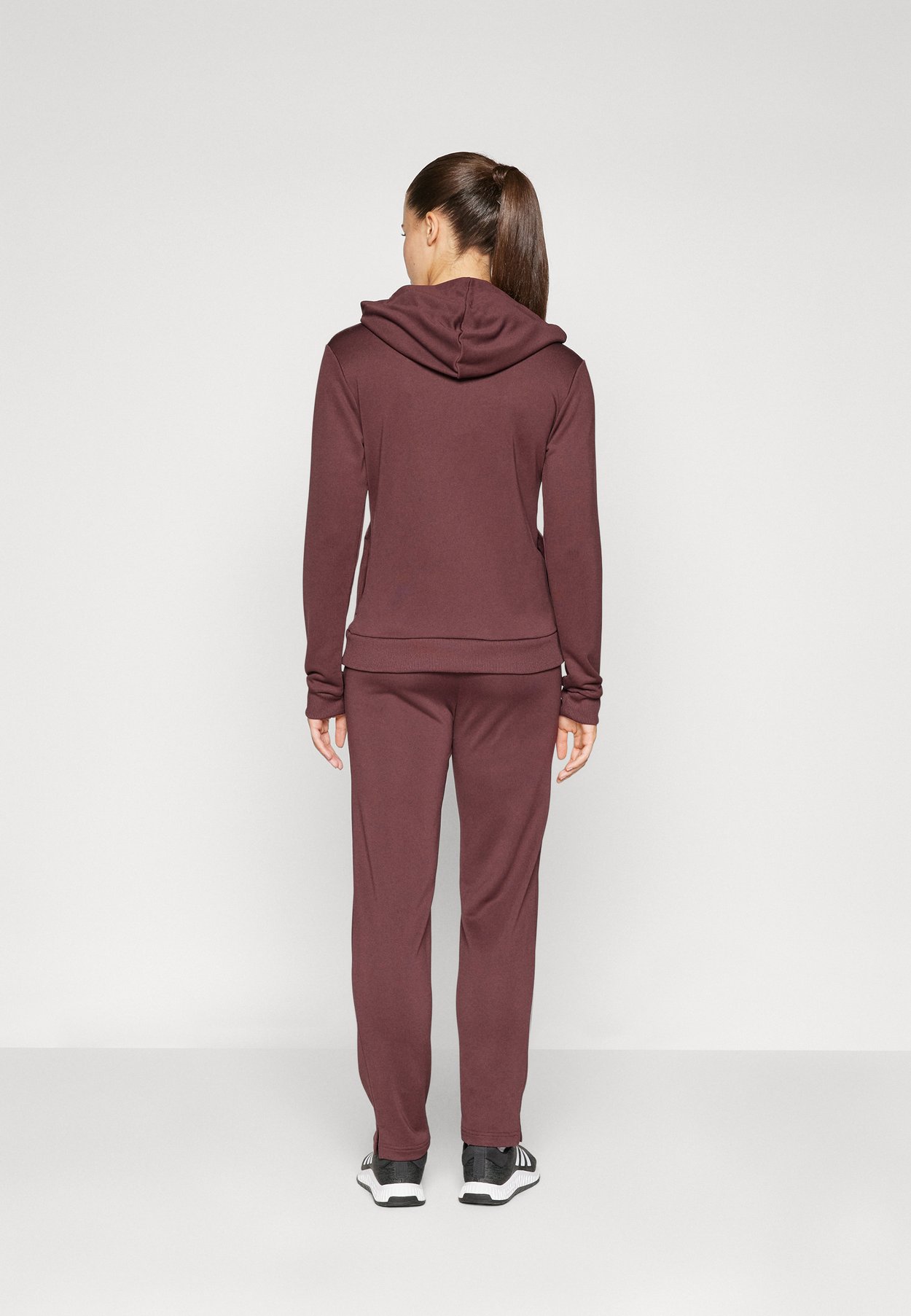 ESSENTIALS LINEAR