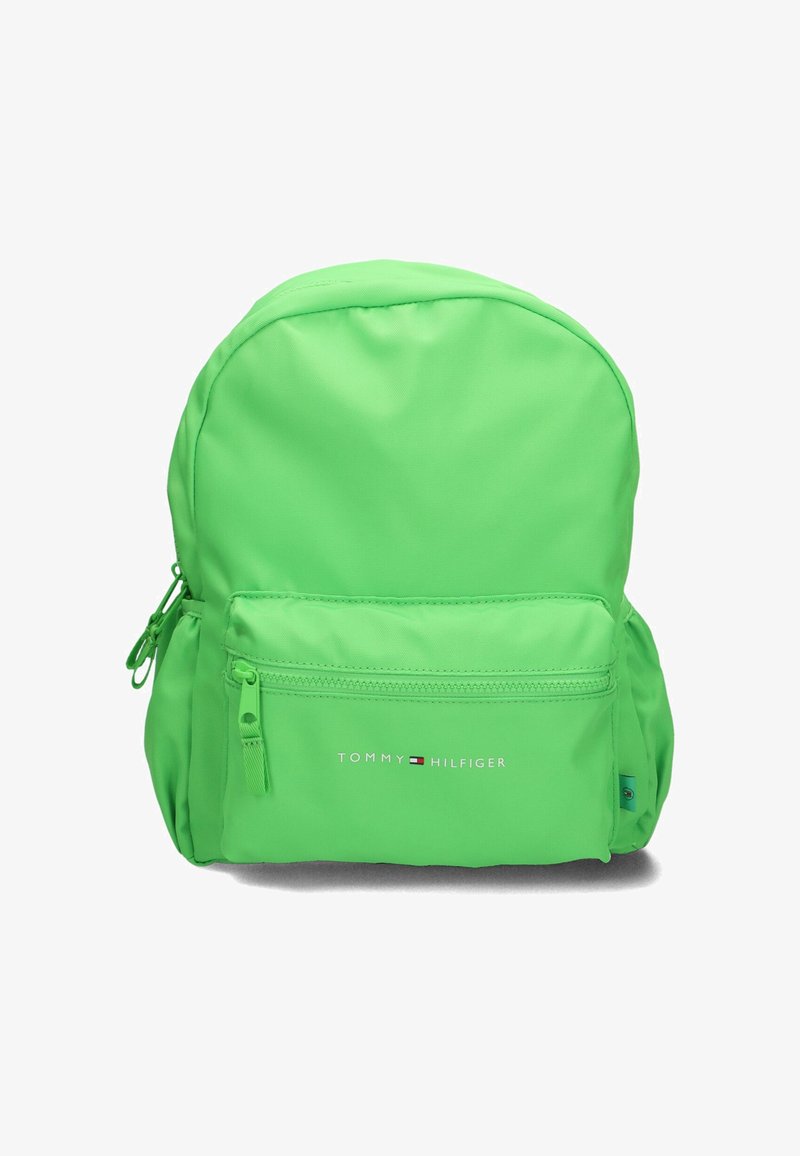 Groene nylon rugzak met een ronde vorm, voorzien van een voorste ritstas en logo-details. Gladde textuur met dubbele ritssluitingen.