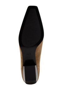 Zapato de tacón alto de ante con un diseño afilado, que presenta una suela de goma negra y un empeine contrastante en color marrón claro con un acabado suave.
