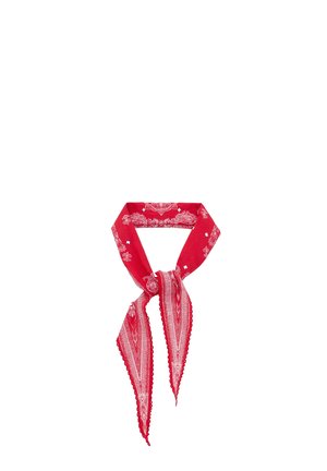 Rødt bandana med hvide paisley-mønstre og bølgede kanter bundet i en løs knude mod en hvid baggrund.