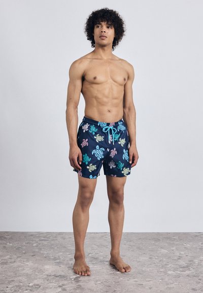 Ναυτικά μαγιό με σχέδιο χελώνας σε ανοιχτό μπλε, ρόζ και πράσινο. Διαθέτει ρυθμιζόμενη μέση με κορδόνι και ελαφρύ ύφασμα.