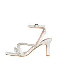 Sandales à talons hauts en satin blanc avec une délicate bride à la cheville, ornées d'accents en strass entrecroisés et d'un design de talon structuré.
