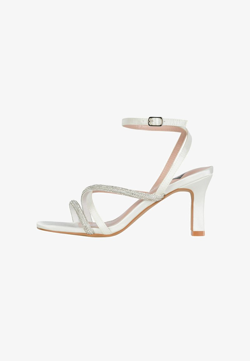 Weiße Satin-High-Heelsandalen mit einem zarten Knöchelriemen, verziert mit kreuzschraffierten Strassakzenten und einem strukturierten Absatzdesign.