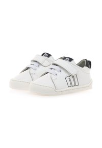 Witte leren schoenen met een ronde neus, veters en klittenbandsluiting, zwarte accenten en een logo met drie horizontale lijnen aan de zijkant.