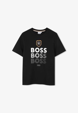 T-shirt noir à manches courtes avec le texte "BOSS" en couches et un petit écusson représentant un ballon de football au-dessus du texte.