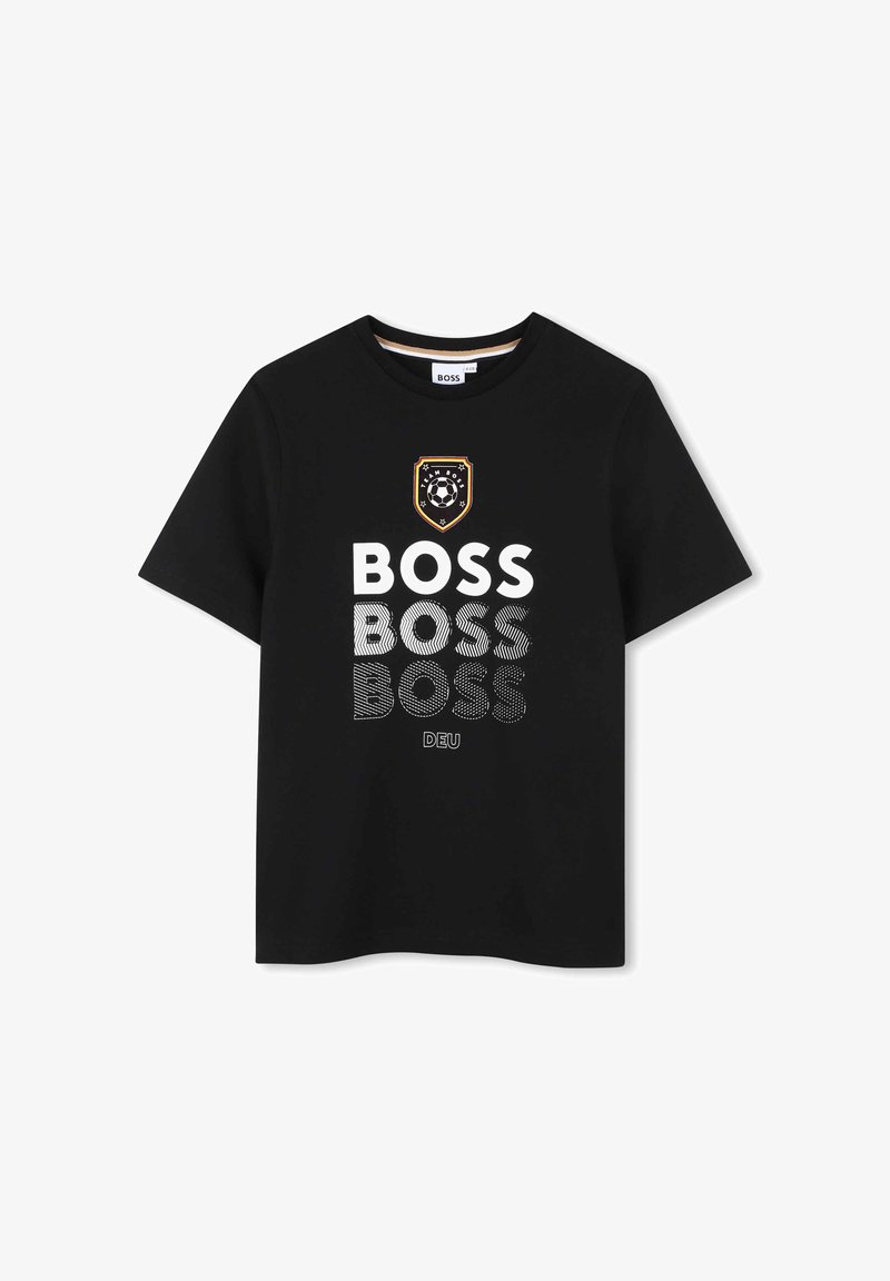 T-shirt noir à manches courtes avec le texte "BOSS" en couches et un petit écusson représentant un ballon de football au-dessus du texte.