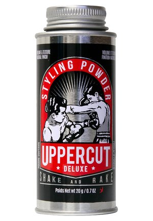 Canette en métal de la poudre coiffante Uppercut Deluxe, dotée d'une étiquette noire avec des accents rouges, des boxeurs illustrés et un couvercle à vis en argent.