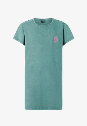 Mintgroene katoenen T-shirtjurk met korte mouwen, een ronde halslijn en een roze handafbeelding op de borst. Gecombineerd met zwarte en beige sneakers.