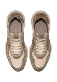 Sneakers met een mix van beige gaas, bruin suede en olijfgroene accenten. Ronde neus, vetersluiting en geperforeerde details.