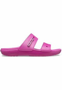 Rosa gummisandaletter med två justerbara remmar, strukturerad inläggssula och en vit "CROCS"-logotyp på sidan. Sulan har små greppnubb.