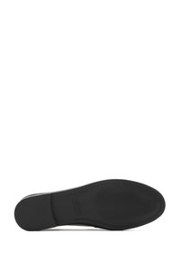 Suola di scarpa nera con una finitura liscia e opaca. Presenta una leggera curvatura alla punta e un dettaglio del logo in rilievo. Design piatto e strutturato.