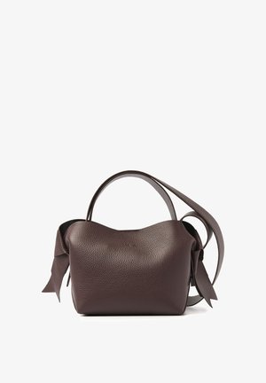 Bruine leren handtas met een gestructureerde afwerking, afgeronde bovenkant en een strikdetail aan de zijkant. Voorzien van een enkele handgreep en een lange verstelbare schouderriem.