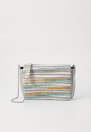 Sac bandoulière tissé rectangulaire avec des rayures horizontales beige, sarcelle, orange et gris, avec une sangle en tissu et un détail chaîne argentée.