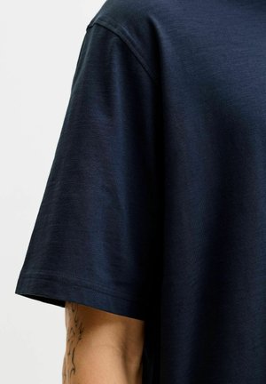 Jack & Jones, T-SHIRT PLUS SIZE BADGE T-SHIRT - T-shirt basique - navy blazer