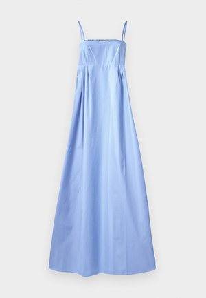 Himmelblaues, ärmelloses Maxikleid mit dünnen Trägern, einer taillierten Brustpartie, geraffter Taille und einem fließenden Rock. Hergestellt aus glattem Stoff, minimale Details.
