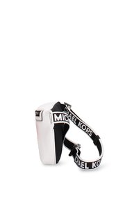 Zwart-witte schoudertas met een gestructureerde leren buitenkant, voorzien van een ritssluiting en een band met logo. Compacte, hoekige vorm.