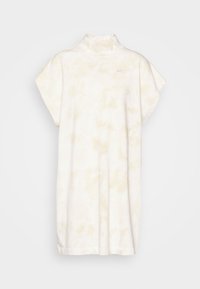 Krátký rukáv, vysoký límec, béžové tie-dye šaty Nike s uvolněným střihem a jemným logem Nike na hrudi.
