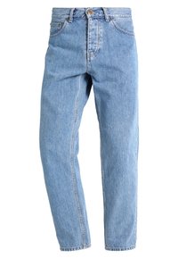 Jasnoniebieskie dżinsy z wysokim stanem, z przodem na guzik i zamek, dwiema przednimi kieszeniami oraz prostymi nogawkami na białym tle.