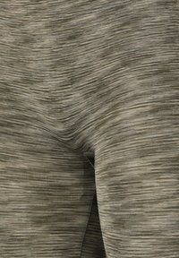 Getextureerde stof in gedempte tinten groen en beige, met een horizontaal gestreept patroon, waardoor een zachte, gelaagde uitstraling ontstaat.