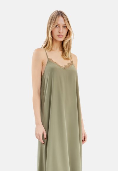 Robe satin couleur olive avec dentelle le long de l'encolure, dotée de fines bretelles réglables et d'une silhouette évasée fluide.