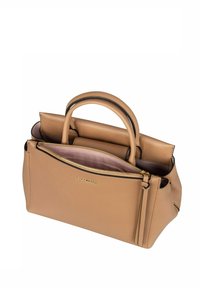 Sac à main en cuir fauve avec poignées arrondies et une fermeture éclair dorée partiellement ouverte dévoilant une doublure intérieure rose pâle.