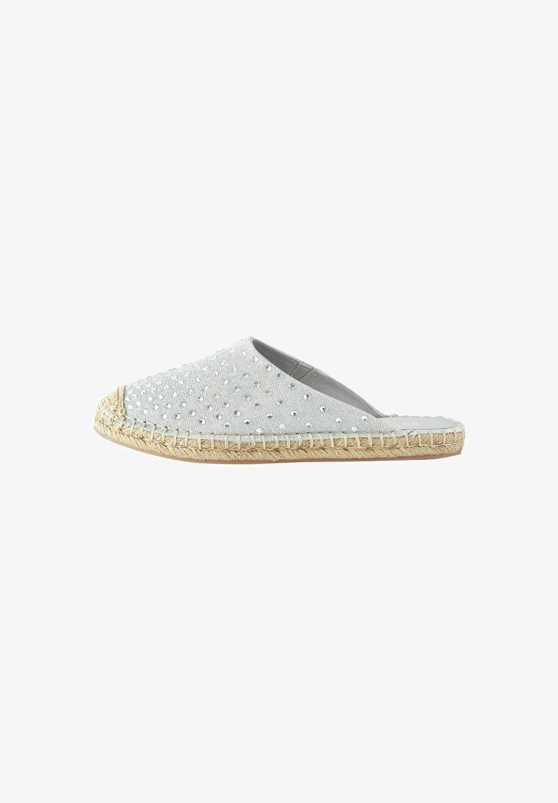 Graue Stoff-Slipper mit strukturiertem Obermaterial, verziert mit kleinen Nieten und einer juteumwickelten Sohle. Rundes Zehendesign.
