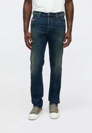 Σκούρο μπλε τζιν παντελόνι με κατευθείαν γραμμή, διαθέτοντας πέντε τσέπες, κλείσιμο με μεταλλικό κουμπί και διακριτική ξεθώριαση στα μηρά.