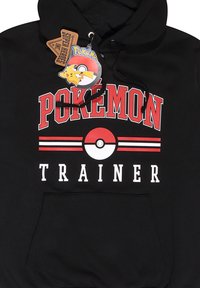 Zwarte hoodie met het opschrift "POKEMON TRAINER" in rood en wit, een voorzak, en labels met een Pikachu- en Pokéball-ontwerp.