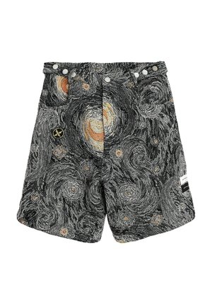 Pantalones cortos negros con un patrón de noche estrellada en espiral, detalles de botones plateados a lo largo de la cintura y pequeños parches negros y blancos en la parte delantera.