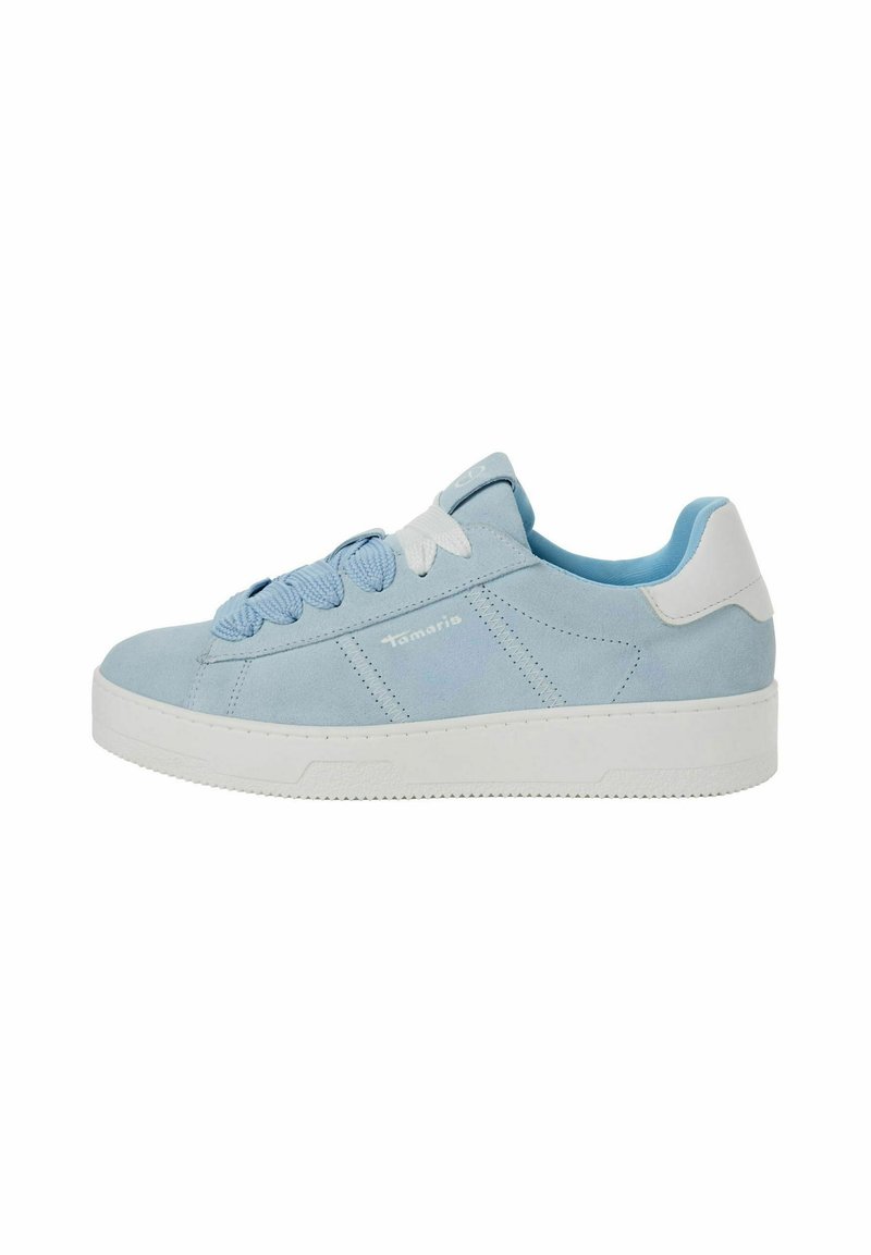 Sneaker in suede azzurro chiaro con accenti bianchi, caratterizzato da una punta arrotondata, lacci texture e una spessa suola in gomma bianca; design semplice.