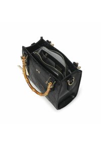 Zwarte leren handtas met een bamboe handvat, voorzien van een reliëfpatroon, dubbele compartimenten met ritsen en accenten in goudkleurig hardware.