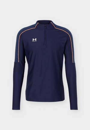 Marineblaues, langärmliges Sportoberteil mit Viertelreißverschluss, oranger Paspel an den Schultern und weißem Under Armour-Logo auf der Brust.