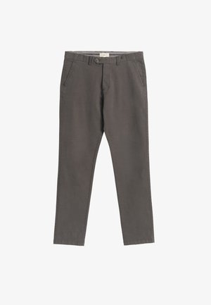 Pantalones de algodón de color gris oscuro con una textura suave, que cuentan con bolsillos laterales, cremallera y un cierre con un solo botón.
