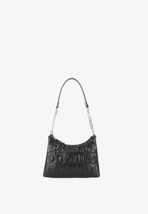 Czarna torebka z tłoczonym napisem, o sztywnej konstrukcji i łańcuchowym pasku na ramię. Charakteryzuje się gładkim wykończeniem i zaokrąglonym dnem.