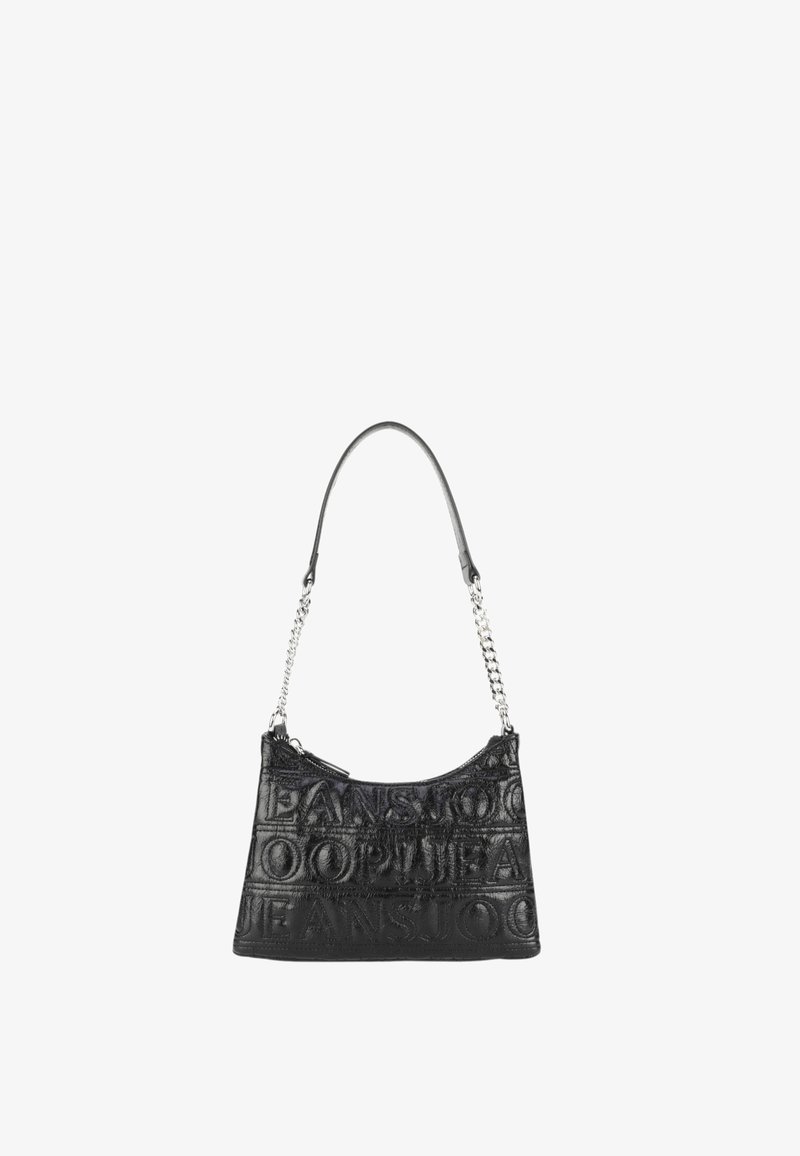 Czarna torebka z tłoczonym napisem, o sztywnej konstrukcji i łańcuchowym pasku na ramię. Charakteryzuje się gładkim wykończeniem i zaokrąglonym dnem.