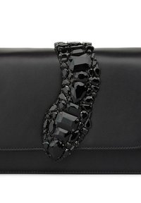 Czarna skórzana kopertówka o teksturowanej powierzchni, z czarną biżuterią w formie akcentu w kształcie skupiska na froncie.